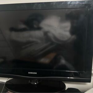 31” Samsung TV with remote